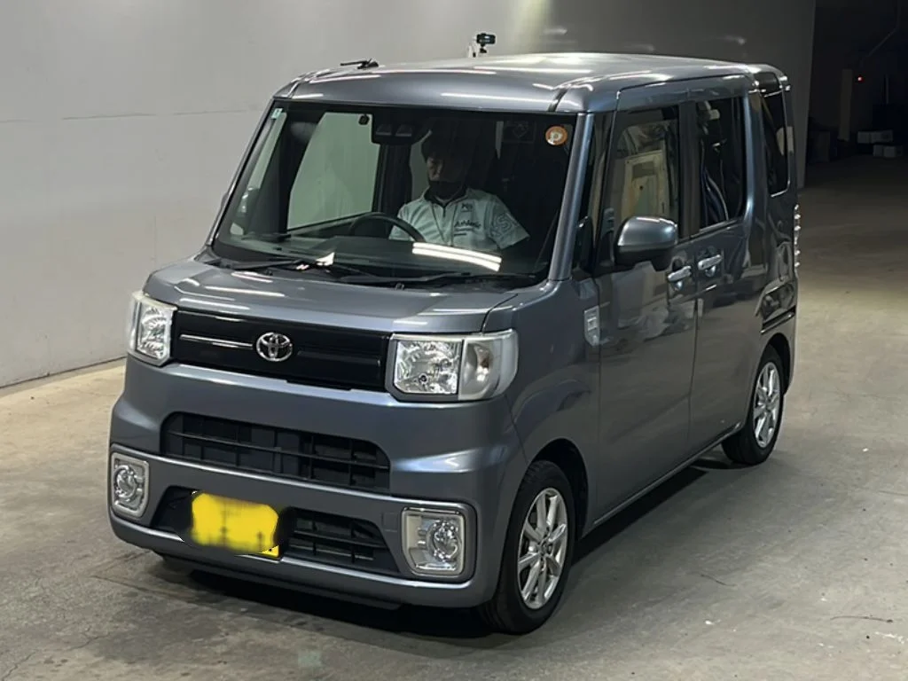 Toyota Pixis Mega LA700A 2021